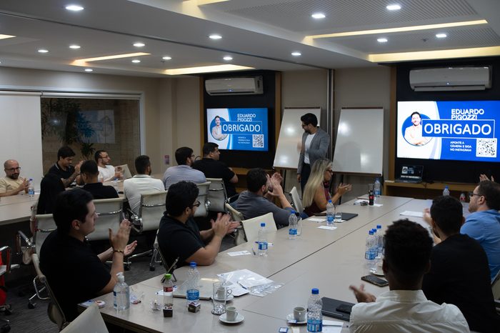 Edu Pigozzi durante palestra corporativa