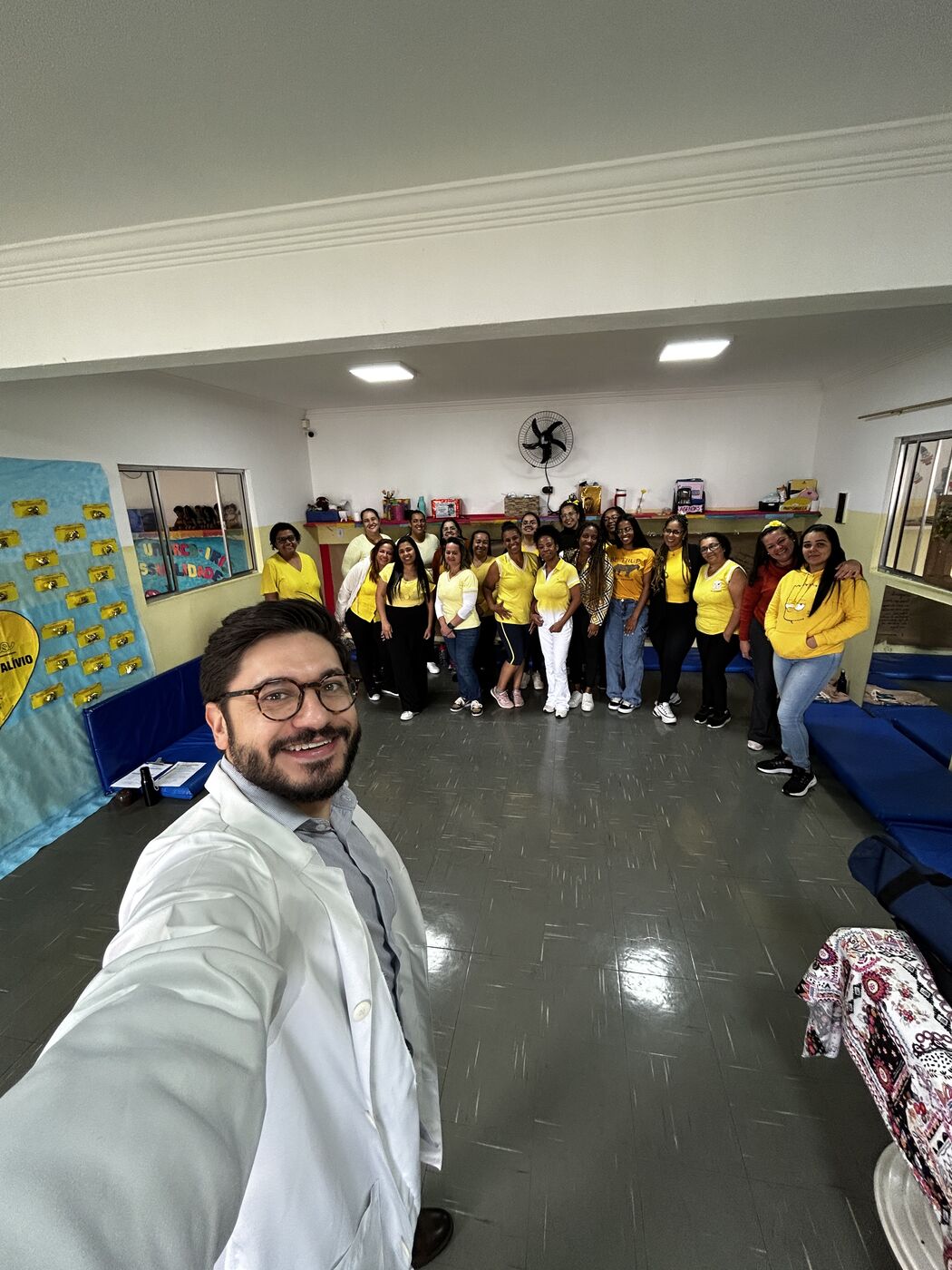 Palestra de Setembro Amarelo com equipe, decoração temática