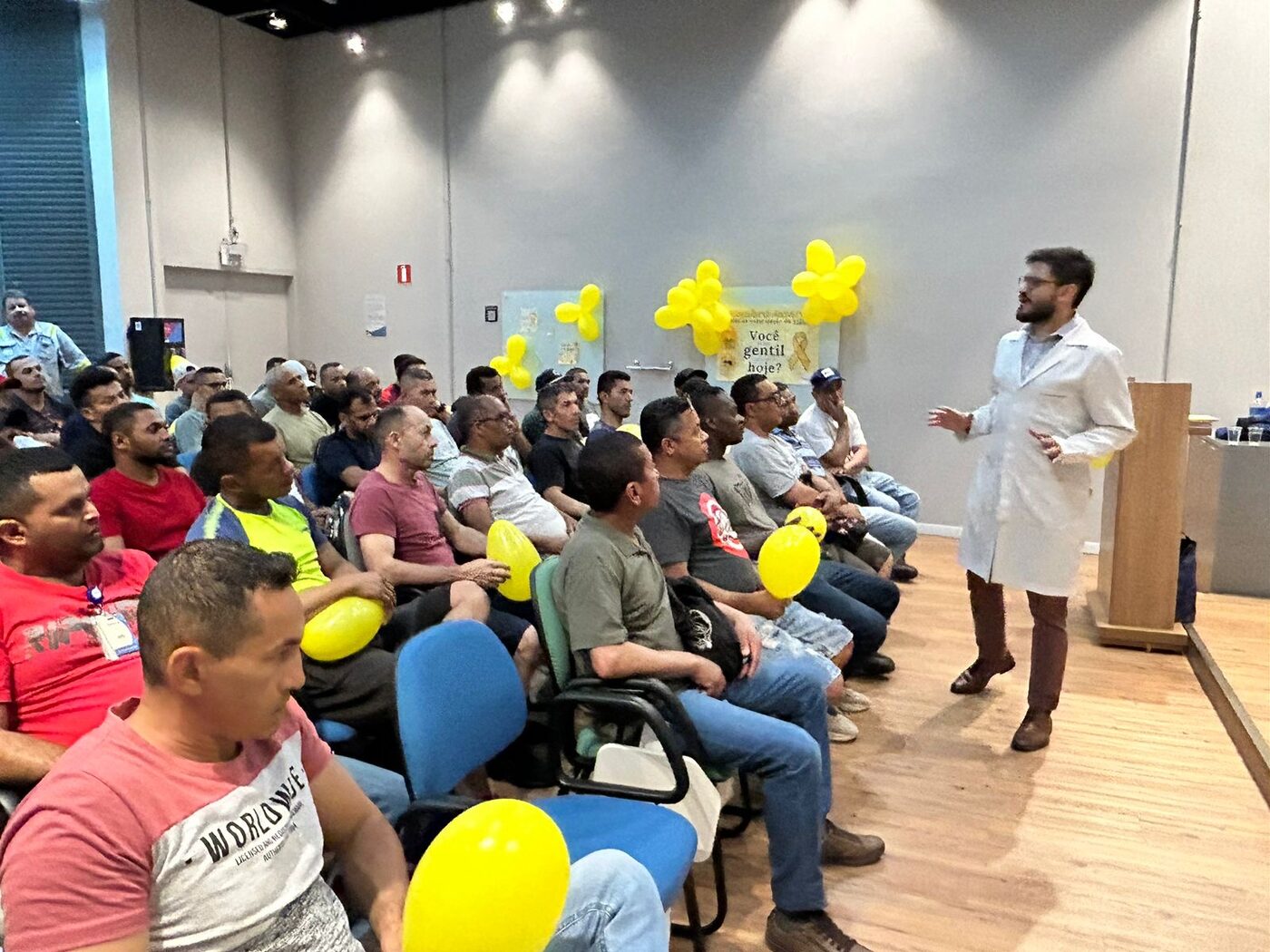 Palestra de Setembro Amarelo para equipe operacional, com balões amarelos