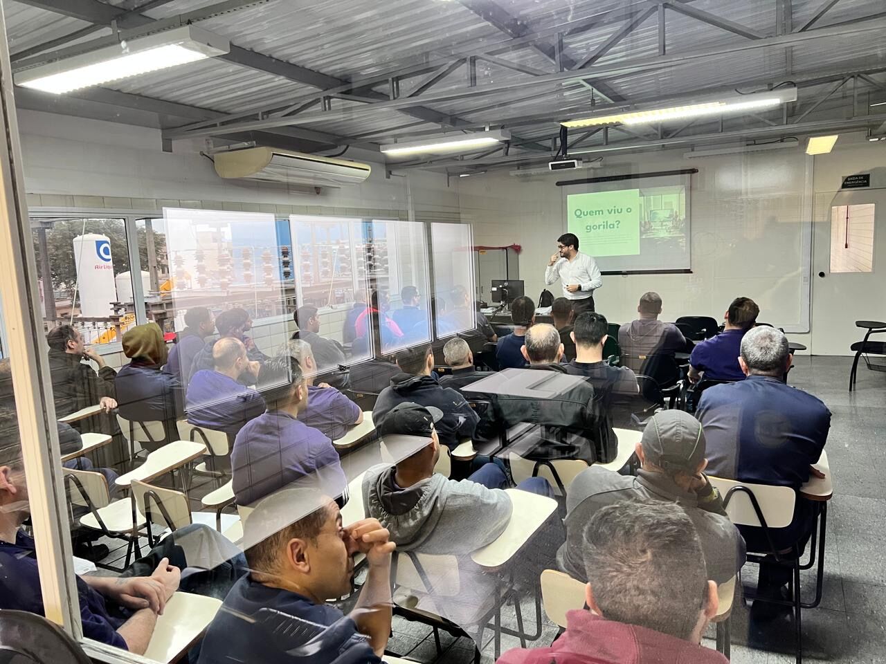 Palestra dinâmica em sala de treinamento